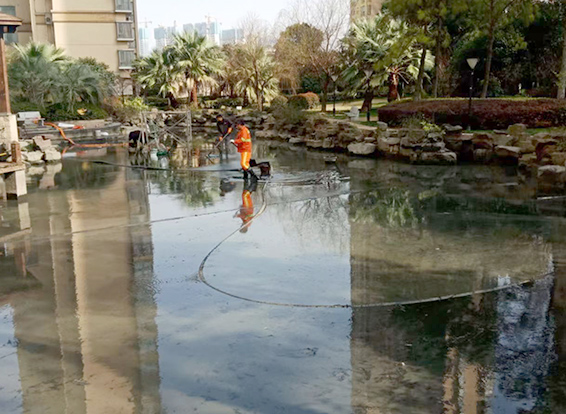 黄龙景观池淤泥清理
