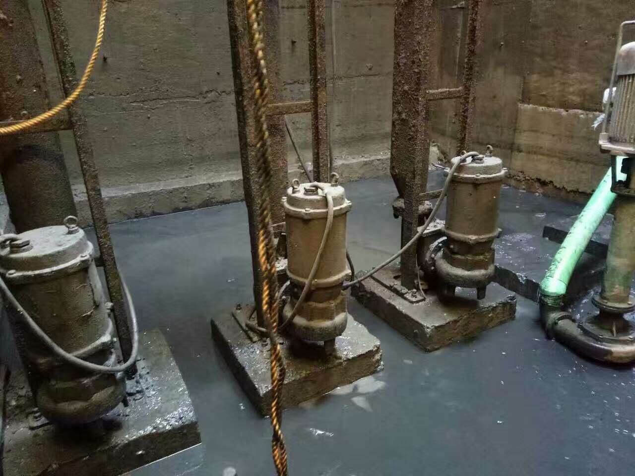 黄龙污水池清理