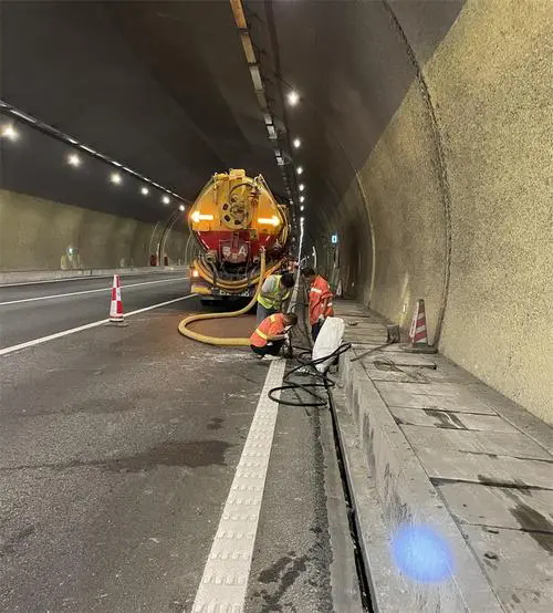 黄龙隧道排水渠清淤